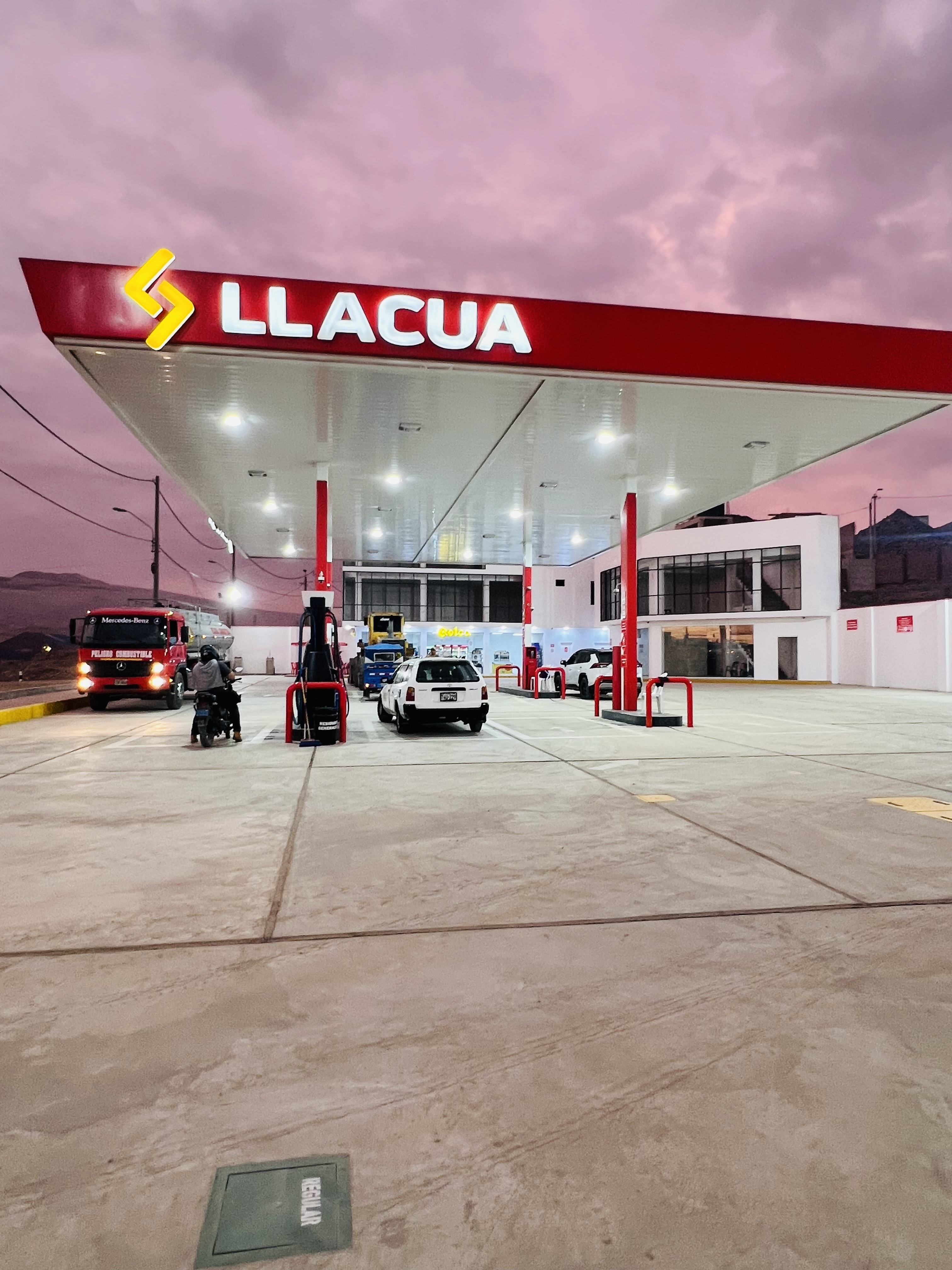 Estación de Servicios Llacua al atardecer